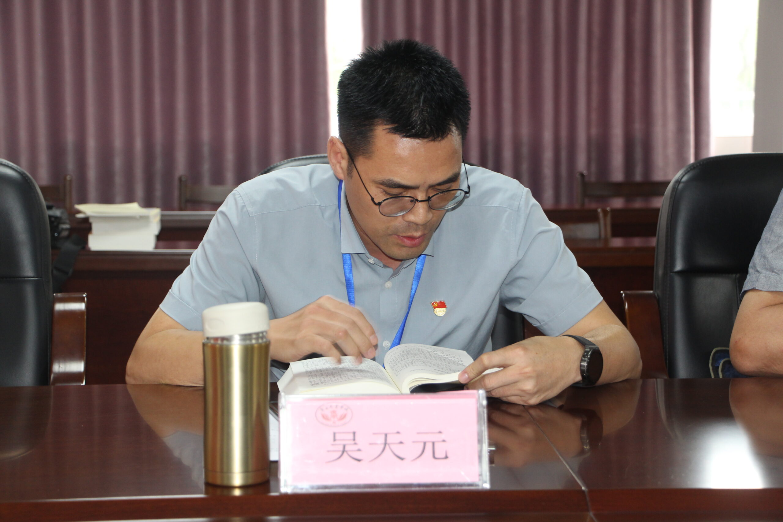 3.学校副校长吴天元领读