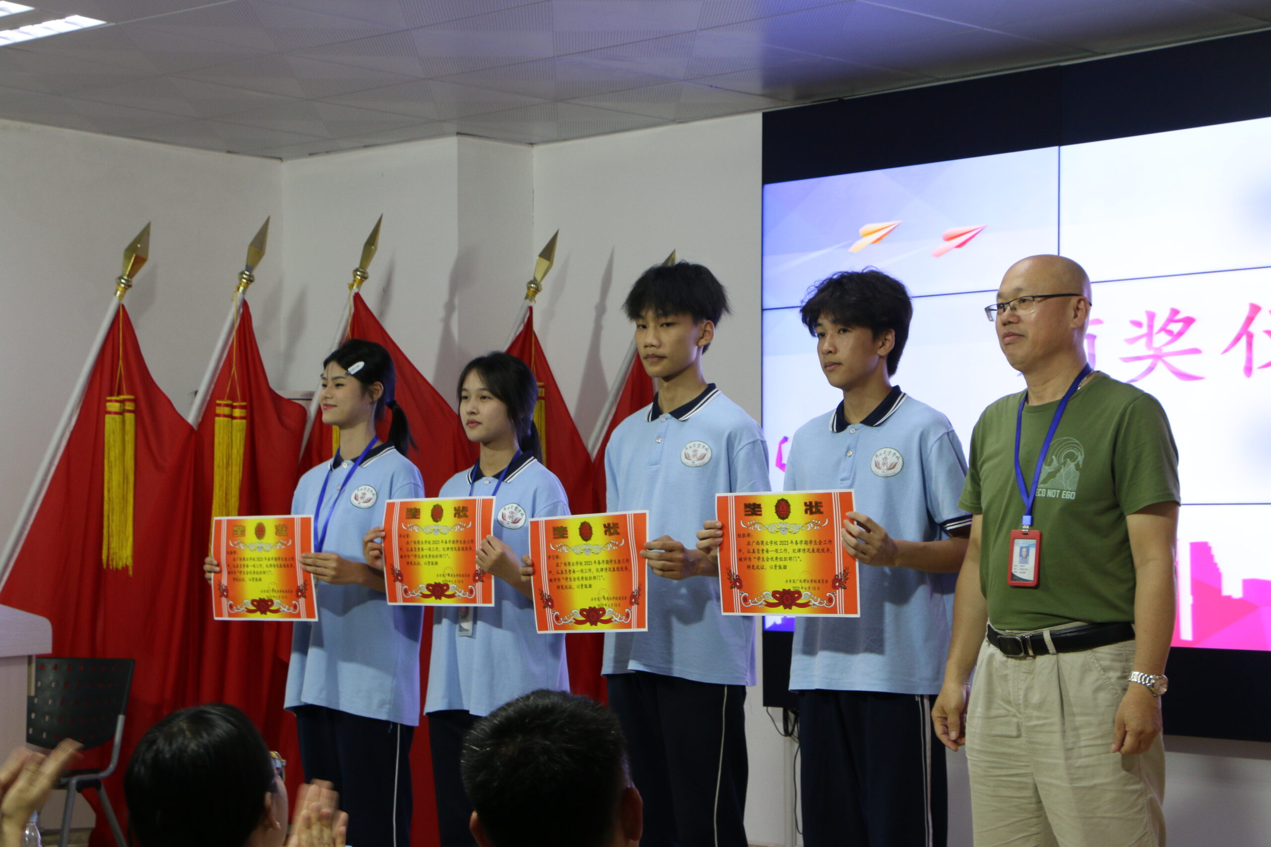 校长助理杨林钟给获得优秀学生会部门的部门负责人颁奖