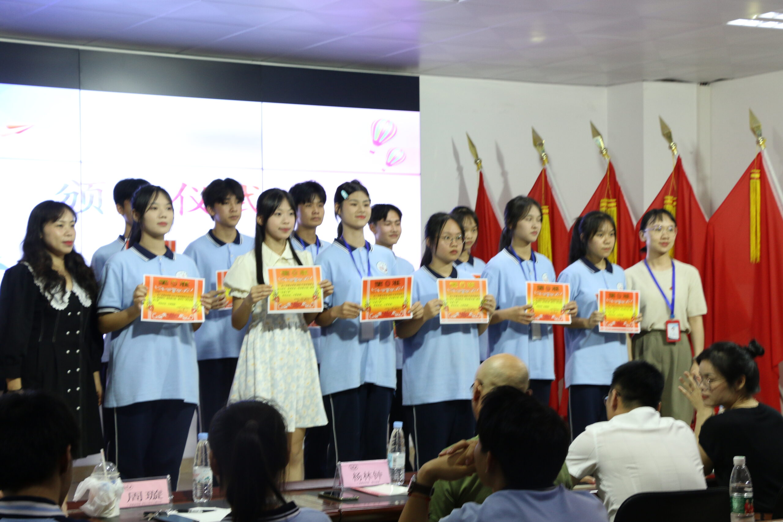 学工中心周璇副主任和团委副书记覃丽秋给获得优秀学生会干事的同学颁奖。