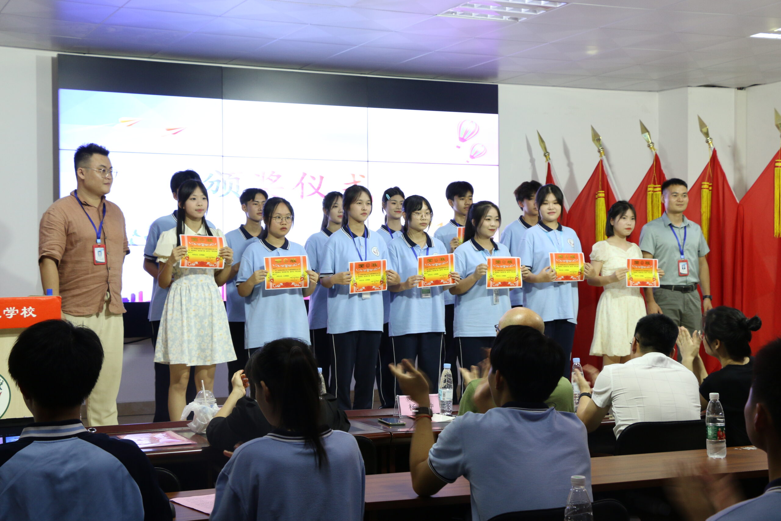 团委刘旋老师和学工中心刘瀚元老师给学生会工作积极分子的同学颁发荣誉证书
