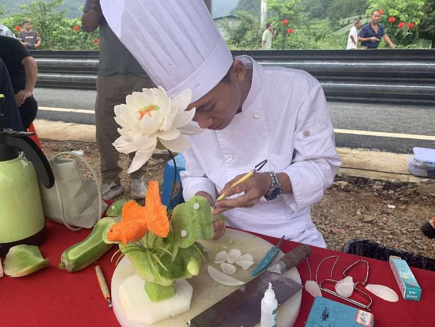 烹饪艺术社学生向村民展示食品雕刻技艺