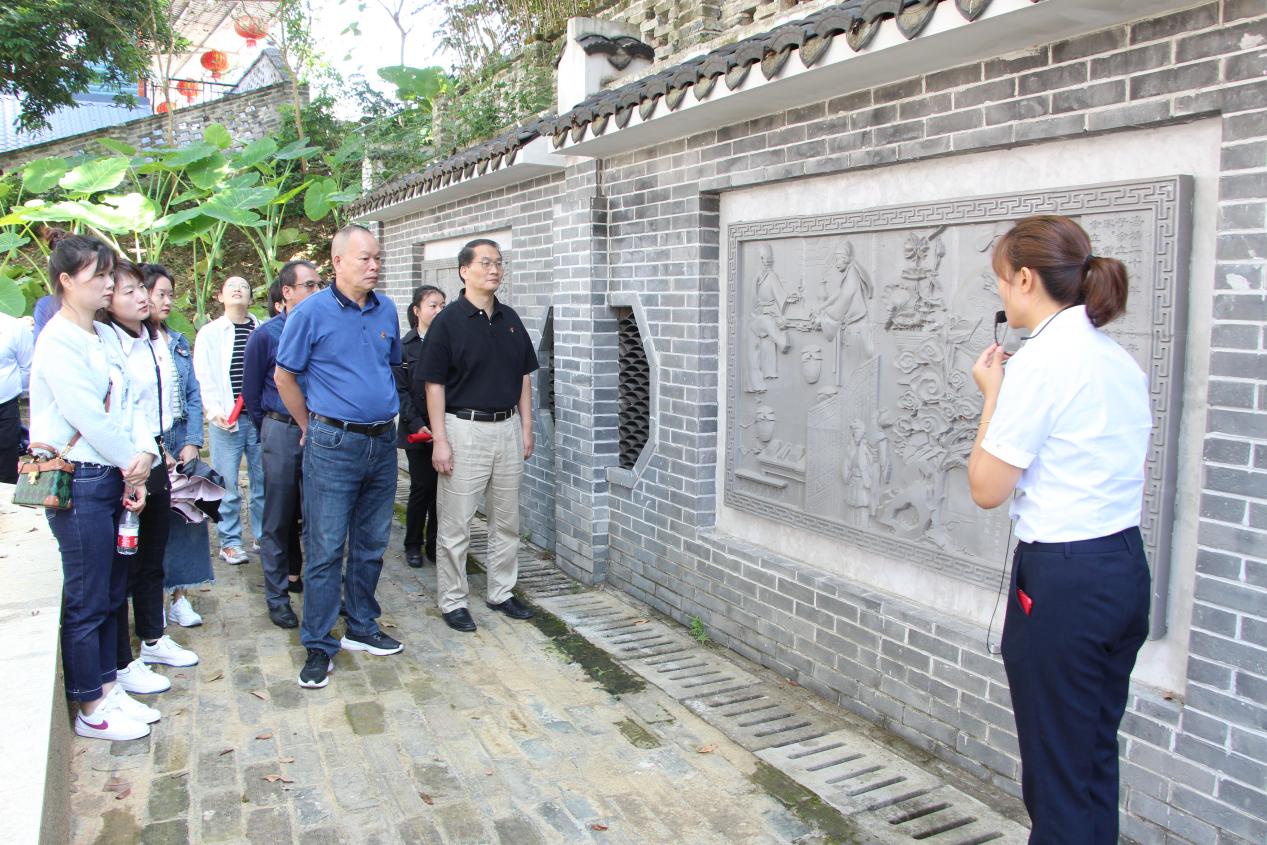 2.纪检监察干部参观宗祠后院石雕墙