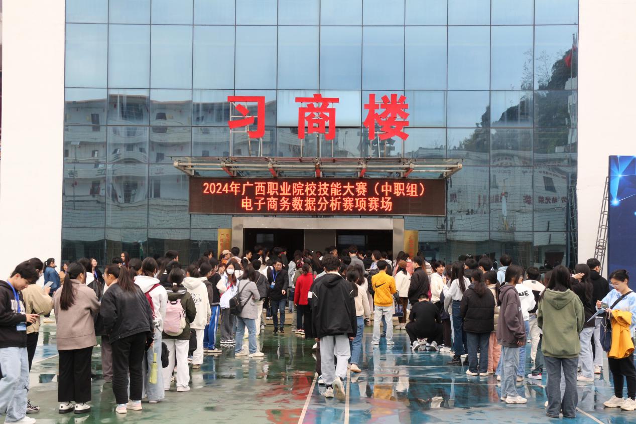 7.参赛选手有序进入赛场