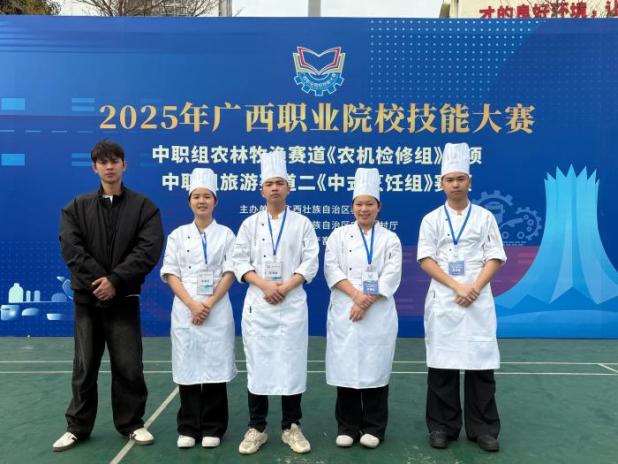 2.2025年参加自治区职业院校技能大赛中餐烹饪项目获得金奖