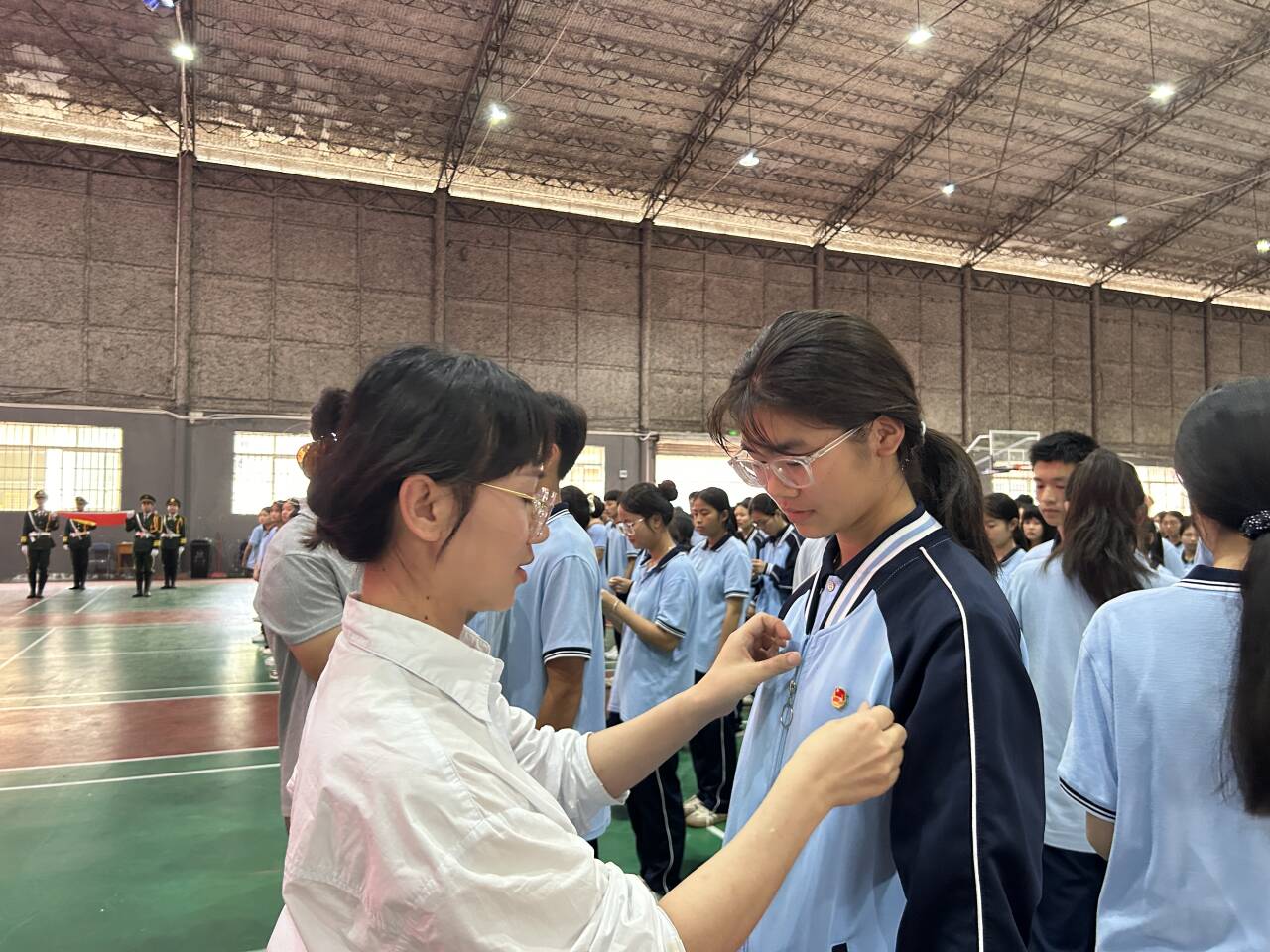 2.佩戴团徽图
