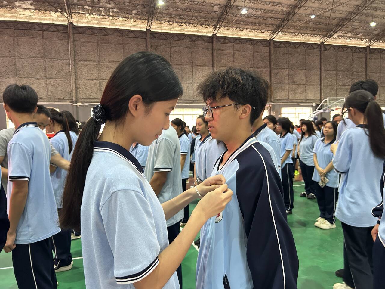 3.佩戴团徽图