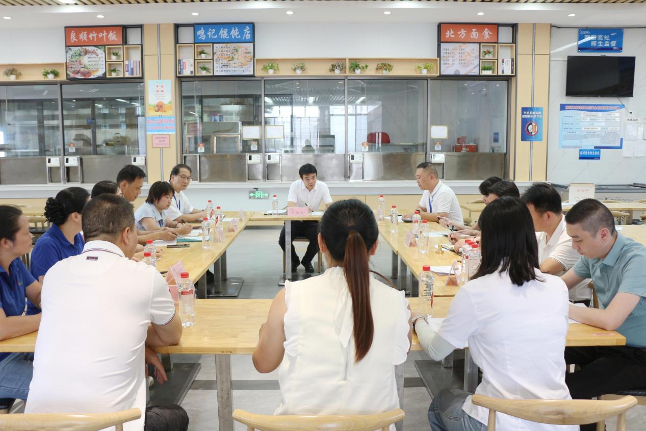 广西商业学校召开2025年秋学期开学食品安全工作会暨校长办公会