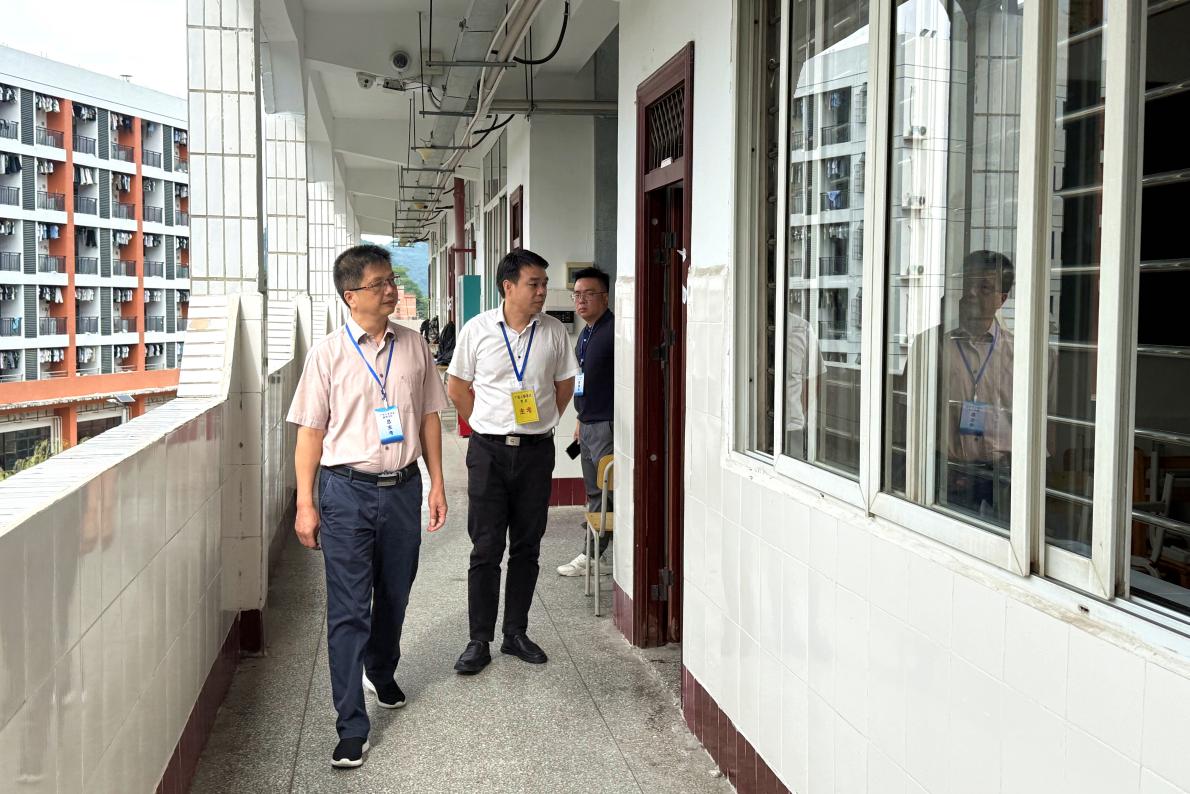 3.学校党委书记、校长刘学文陪同柳州市人社局党组书记、局长林祖敏巡视督查考场情况