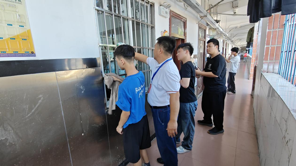 杨杰主任指导学生做宿舍卫生