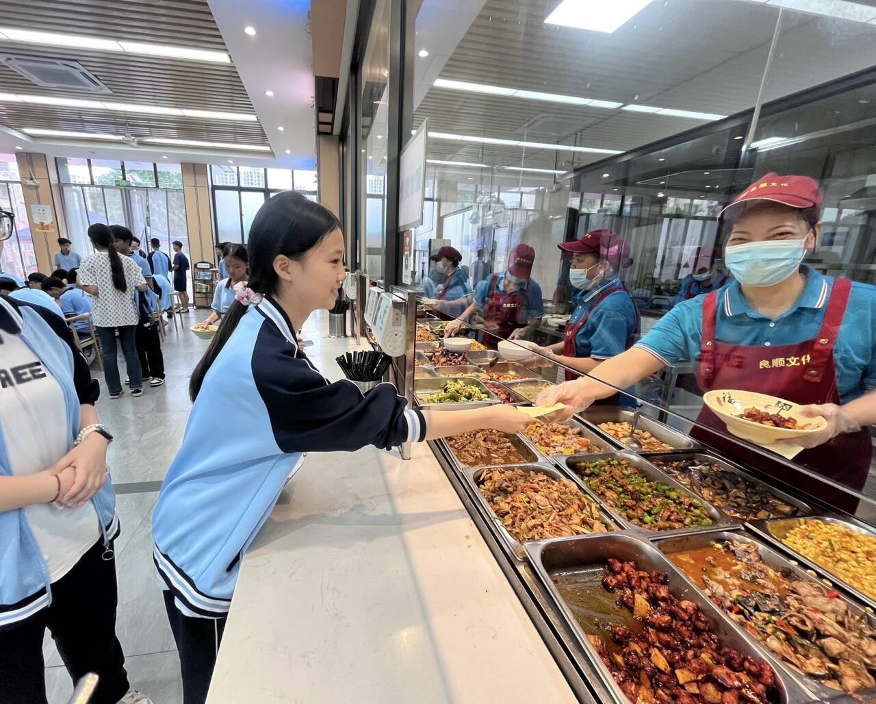 1.学生用暖心餐票打饭图