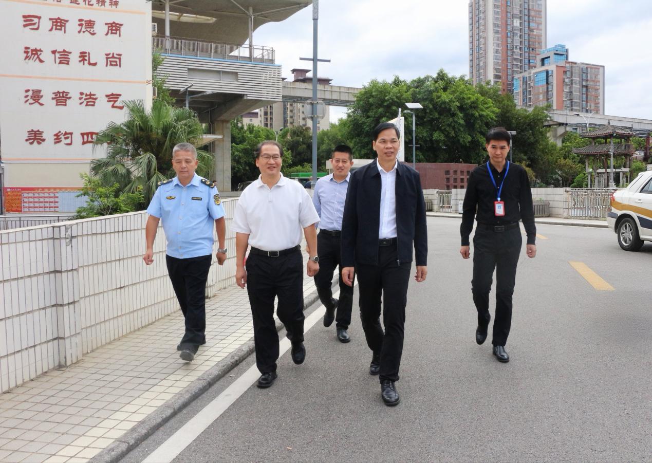 1.鱼峰区委书记钟云一行走访校园