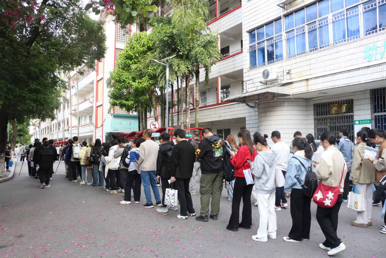 1.考生有序核验身份进入考场