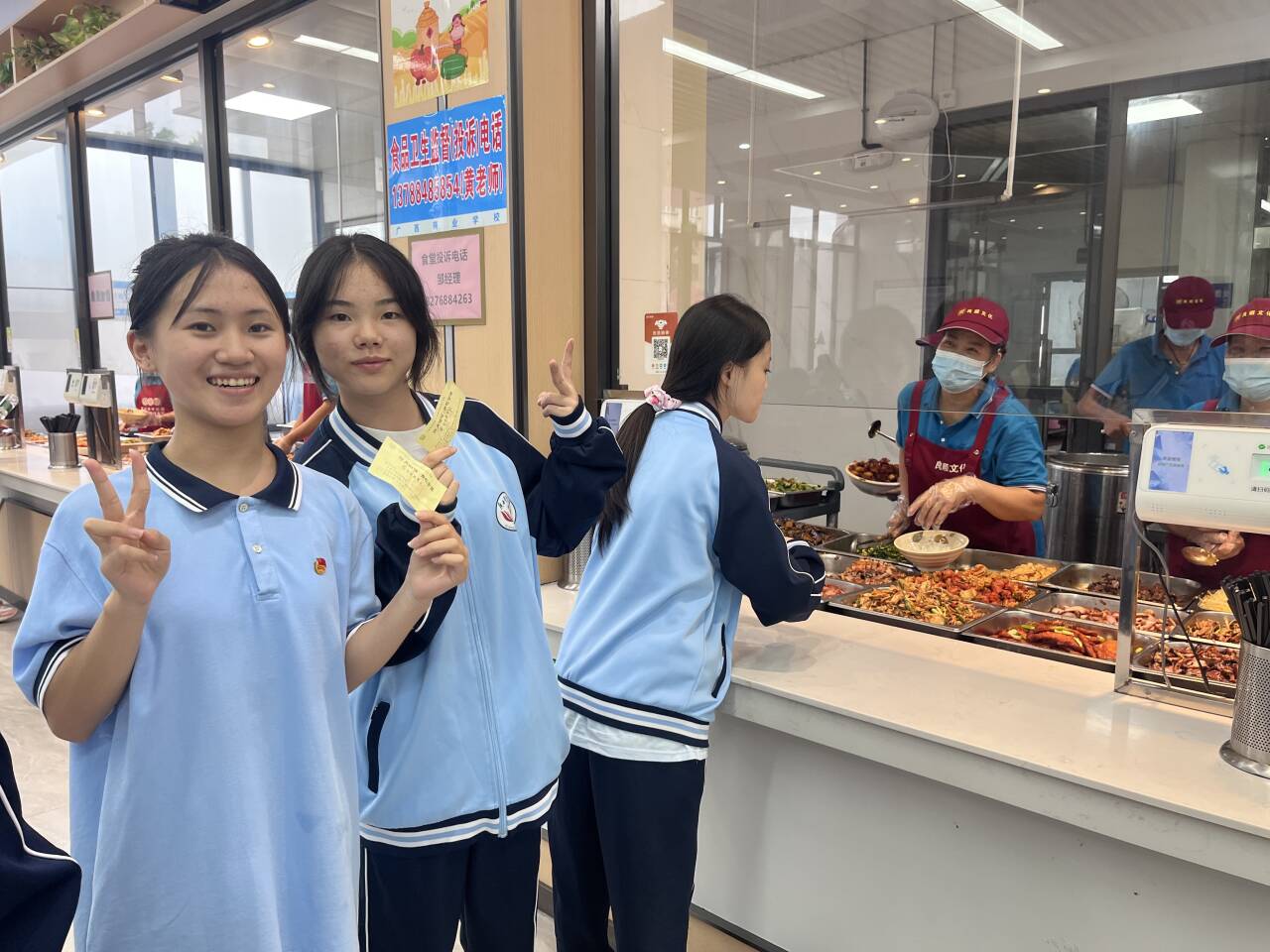 2.学生排队使用暖心餐票图