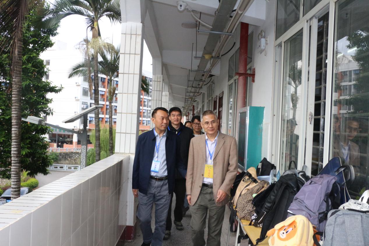 2.广西商校副校长黄强新陪同自治区巡考组领导巡视督查考场情况