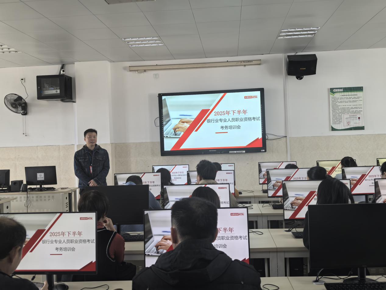 2.财经商贸系副主任杜国宁主持考务会议