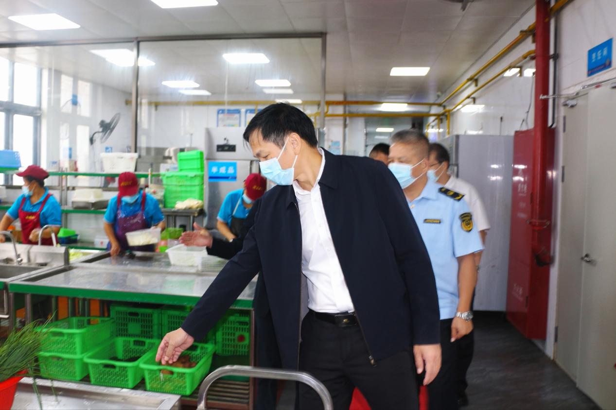 3.调研组巡视学校食堂后厨操作区