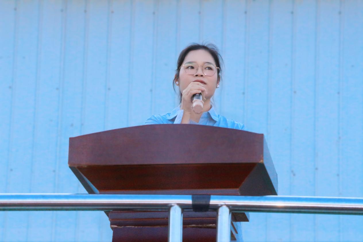 1.学校学工处主任、团委书记谢冰梅主持闭幕式