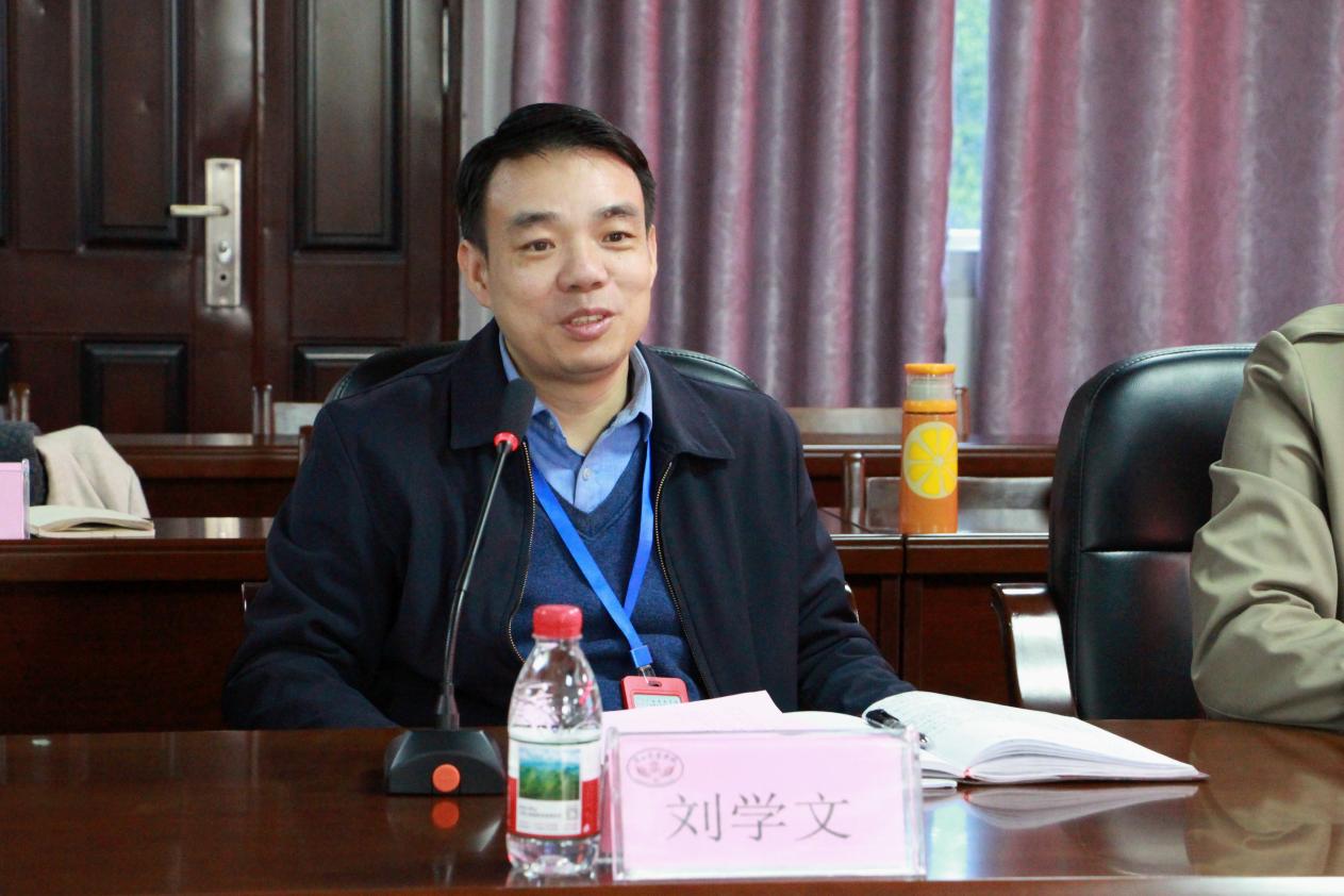 2.广西商校党委书记、校长刘学文介绍学校基本情况