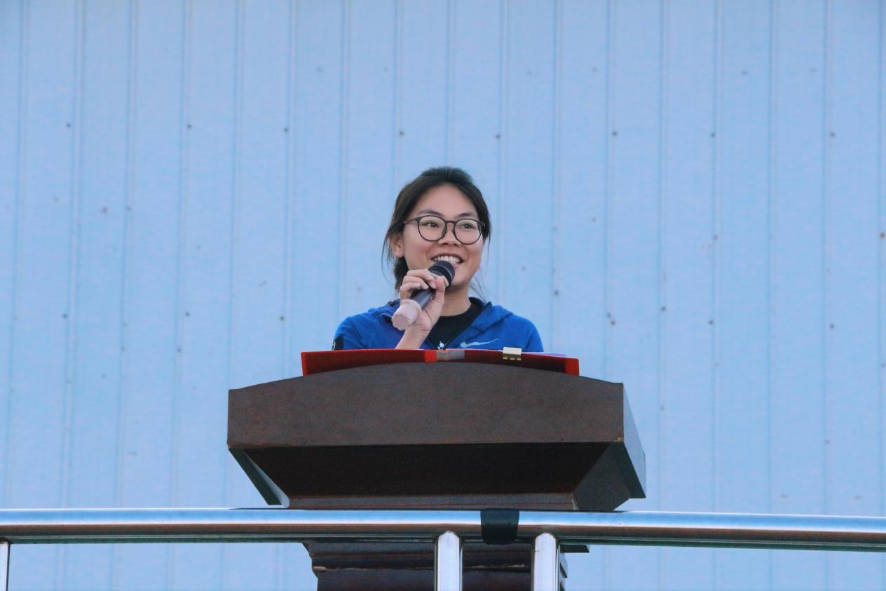 3.总裁判长赵丽婷宣布团体总分获奖名单