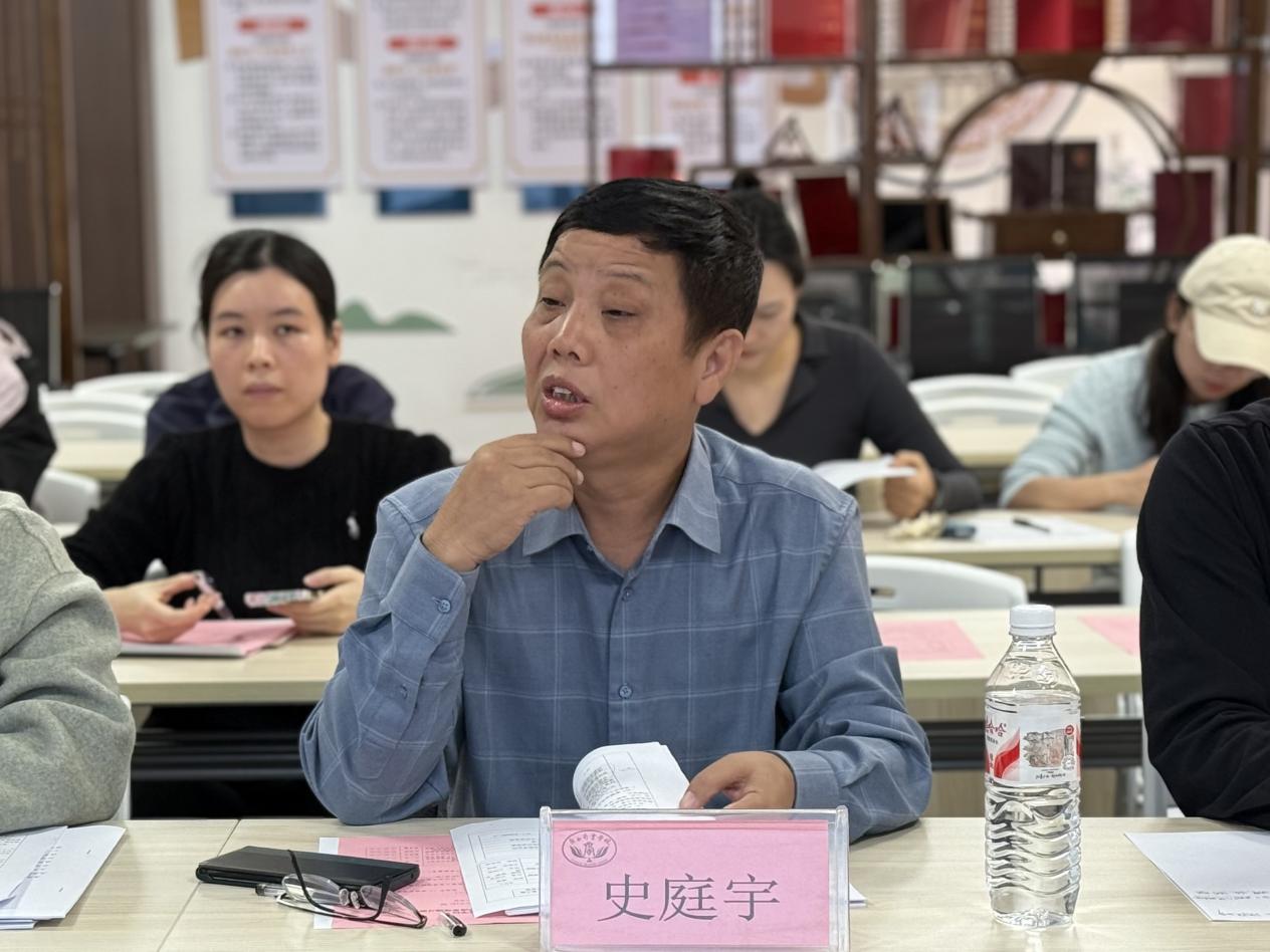 4.柳州市职业教育发展中心主任史庭宇进行开题指导