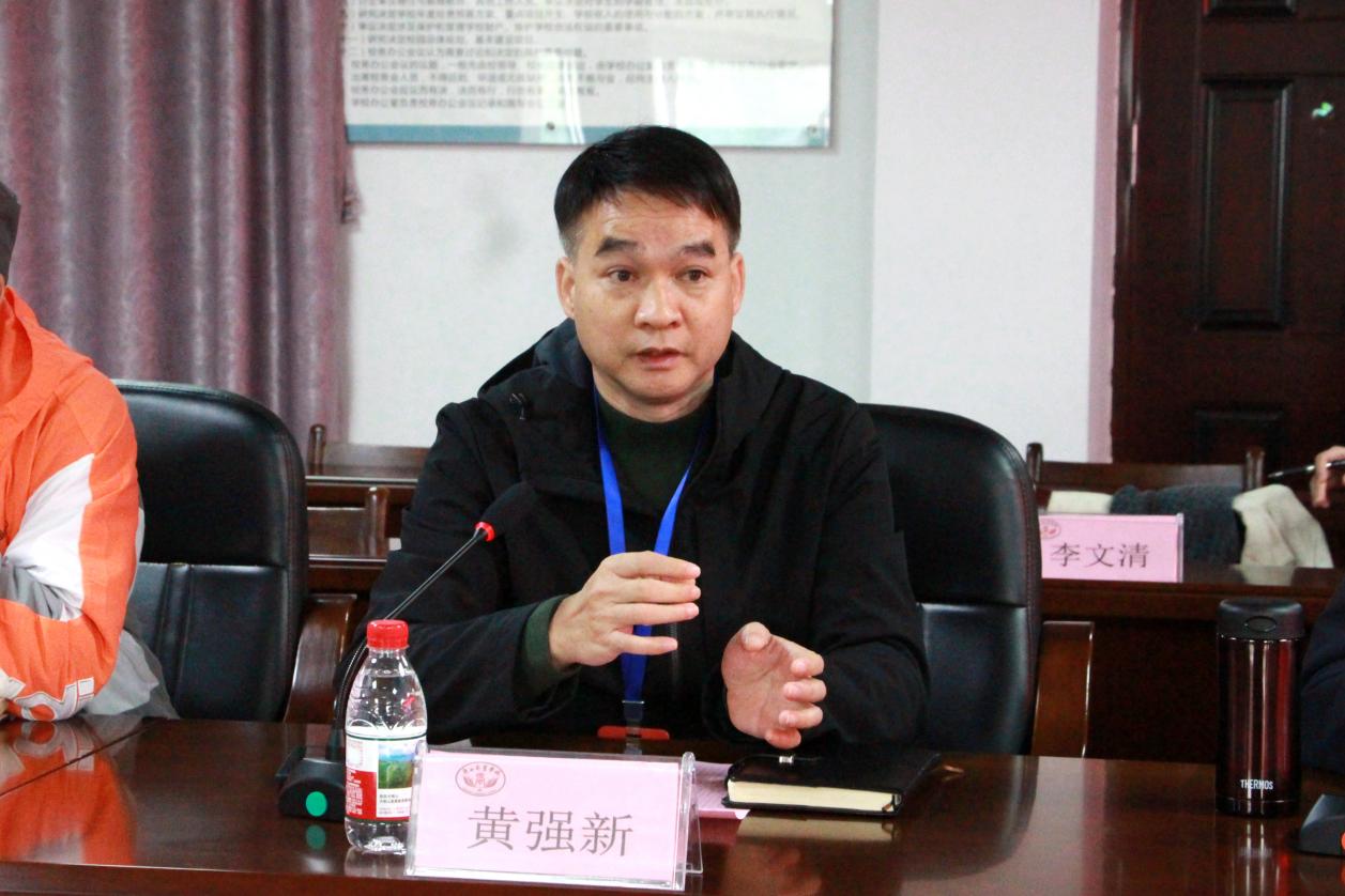 4.广西商校副校长黄强新主持座谈会