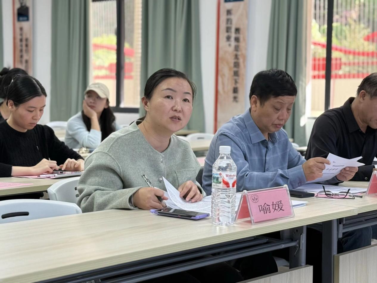 5.柳州铁道职业技术学院喻媛教授进行开题指导