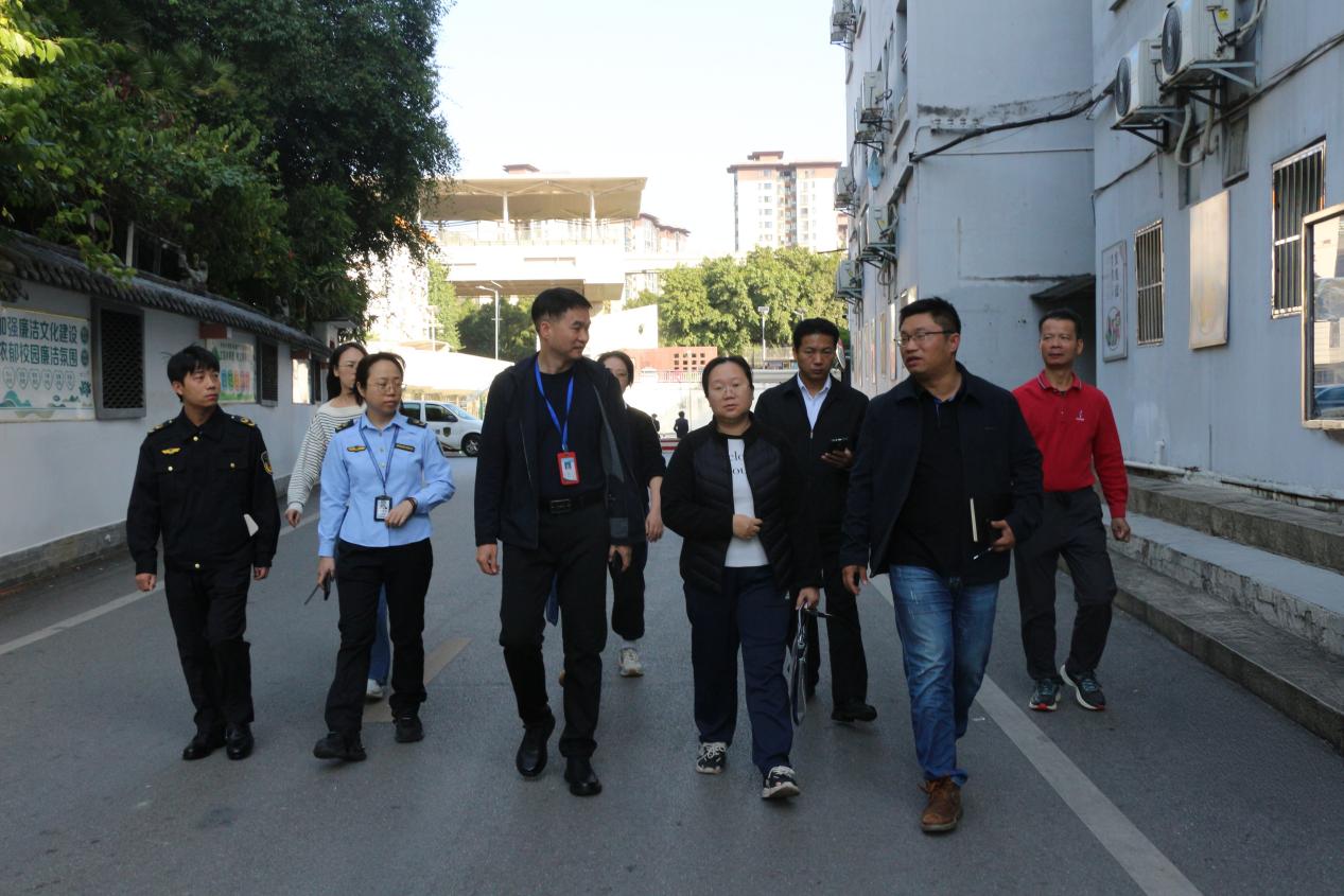 1.学校副校长黄强(一排左三)新陪同检查组检查学校食品安全工作