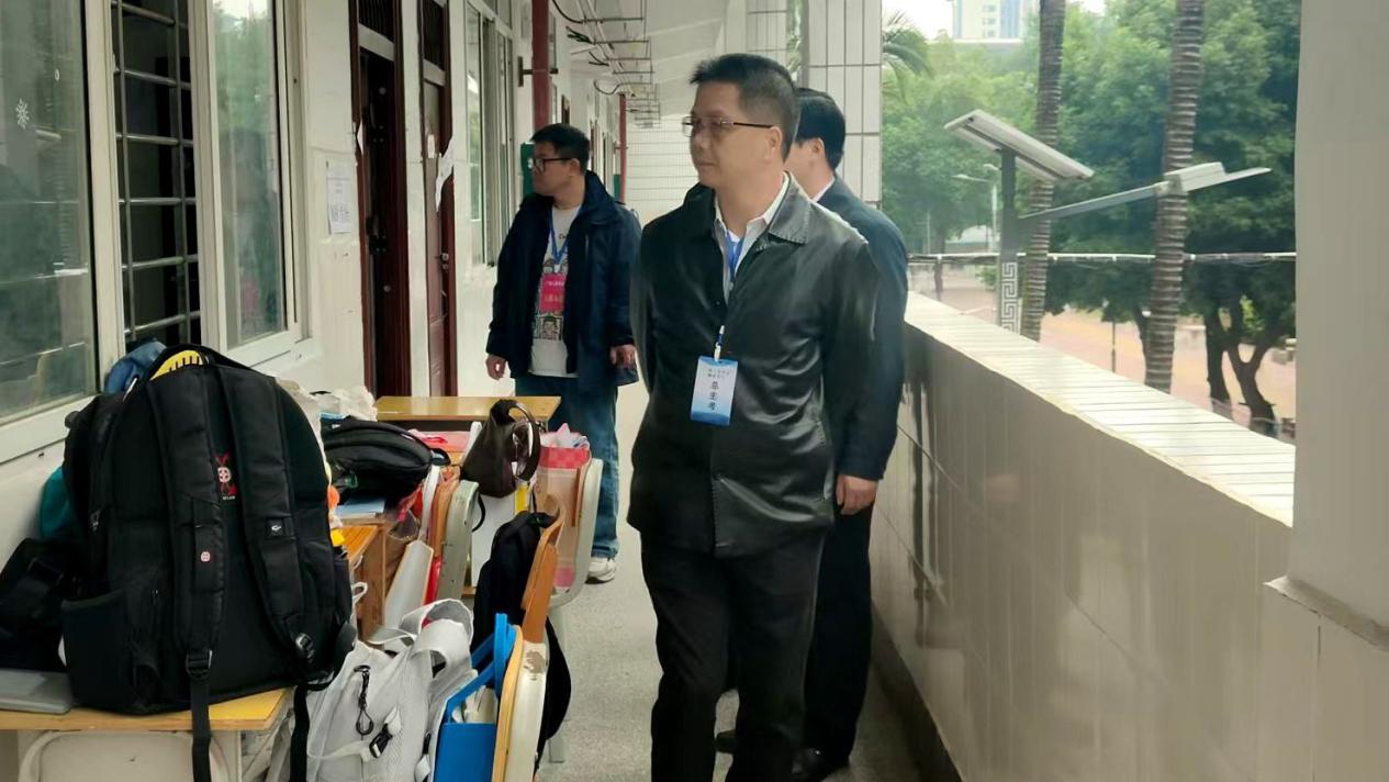 2.广西商业学校副校长黄强新陪同自治区巡考组领导巡视督查考场情况