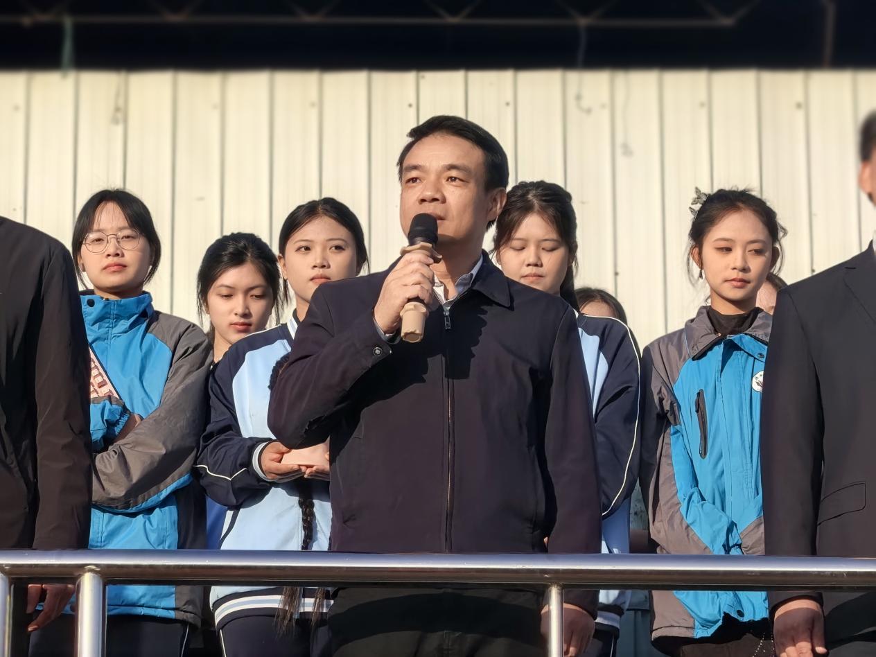 2.学校党委书记、校长刘学文宣布2025年校园文化技能节开幕