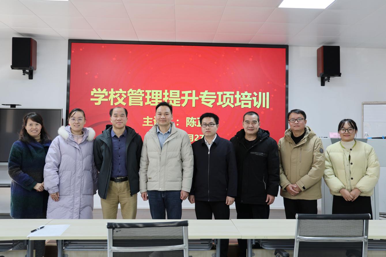 3广西商业学校同河池市宜州区职业教育中心领导拍照留念