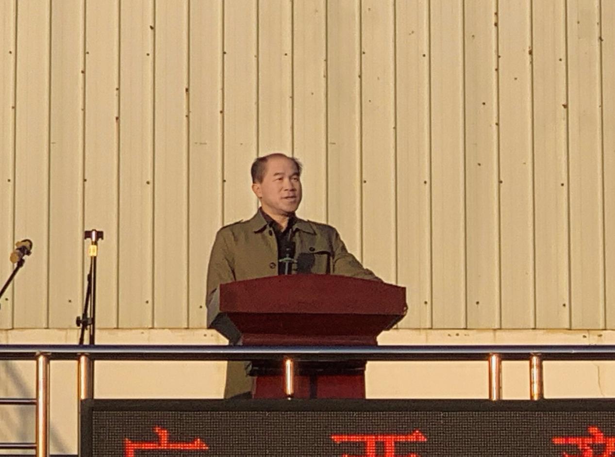 4.学校党委委员、校长助理吕志宁主持开幕式