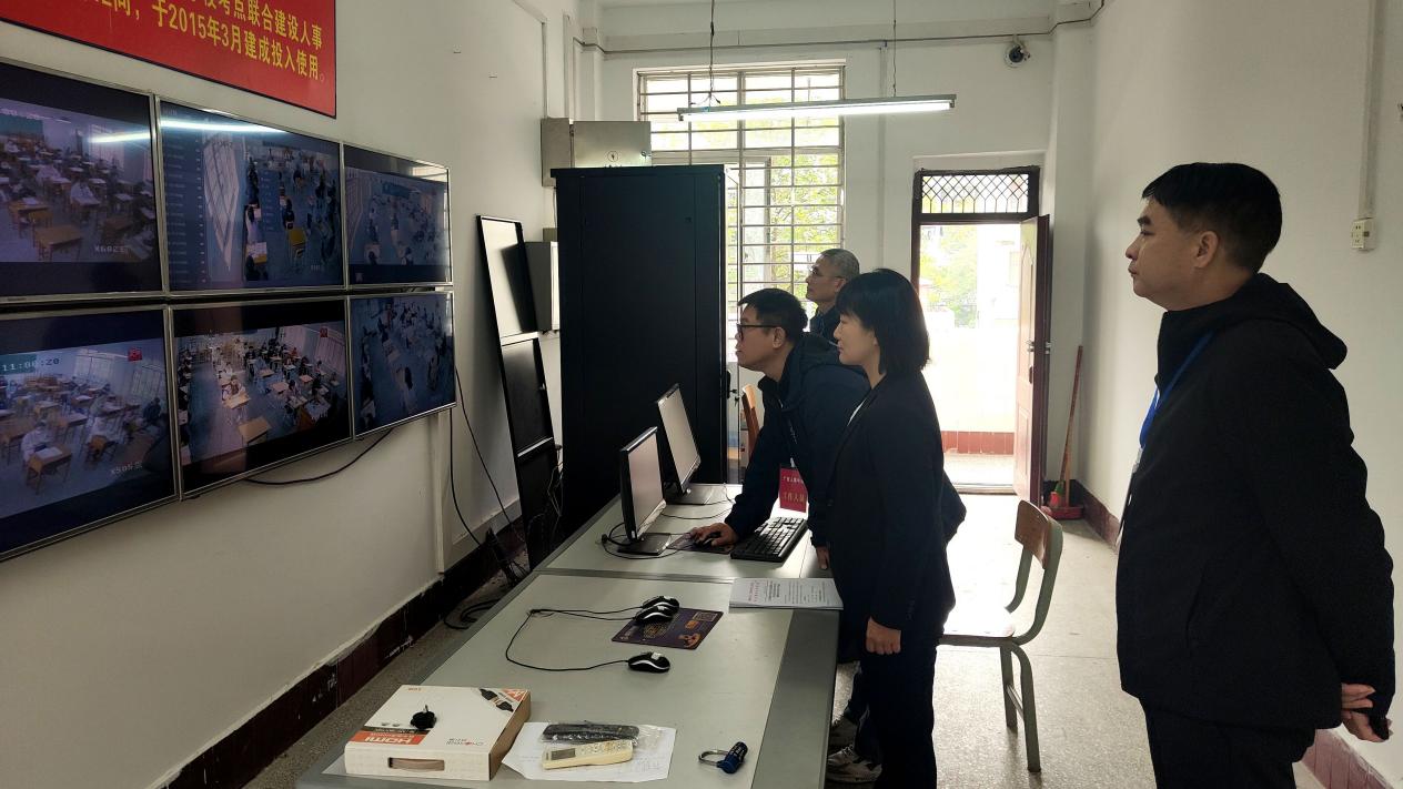 广西商业学校领导陪同巡考组领导巡视广西商校标准化考场监控室