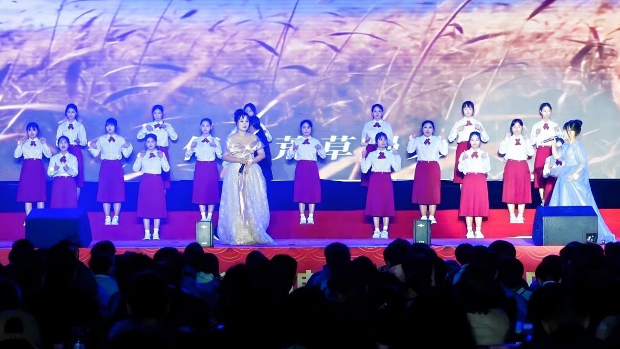 11.25面点4班、23工美1班李湘湘、24职教高考班周佳雨《亲爱的你啊》音乐情景剧表演