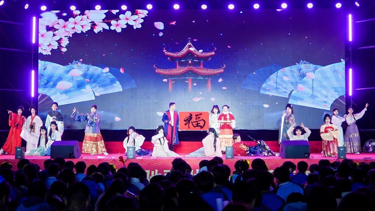 17.25级美容美发代表 《雅仪无痕 盛妆无界》 走秀表演