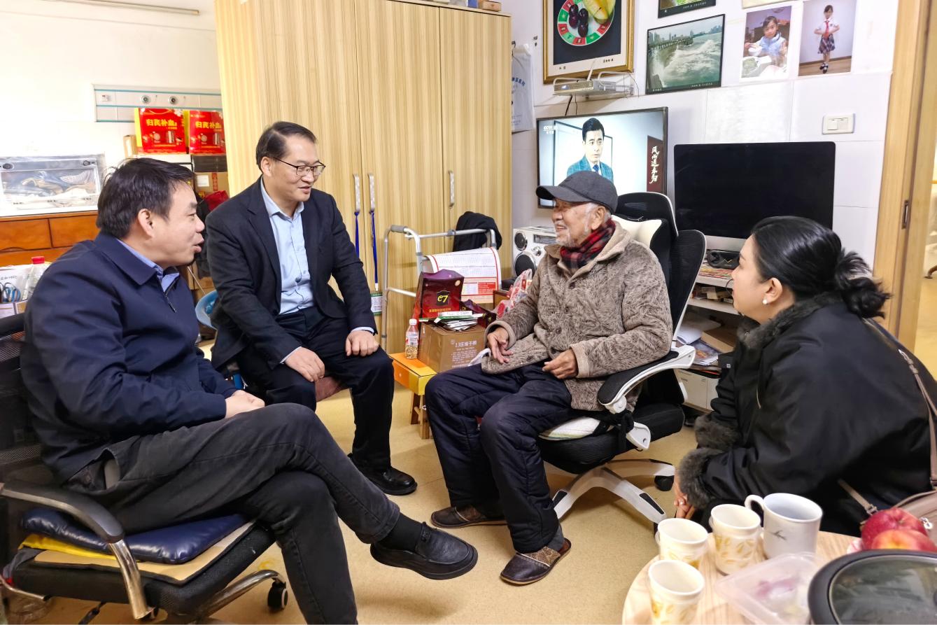 1.学校领导带队走访慰问退休老同志