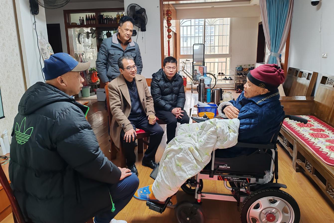 10.学校领导带队看望、慰问重病教职工