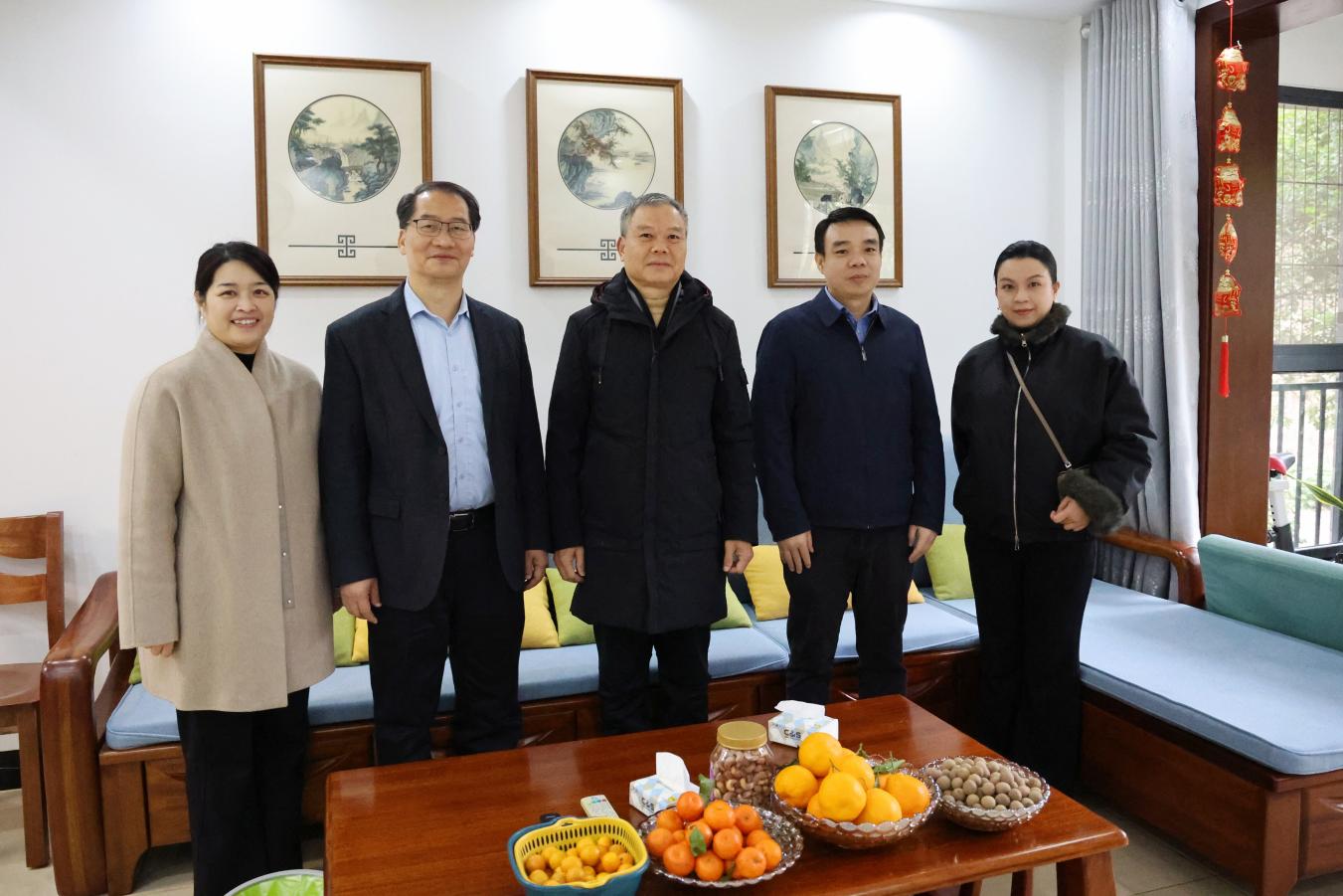 2.学校领导带队走访慰问退休老同志