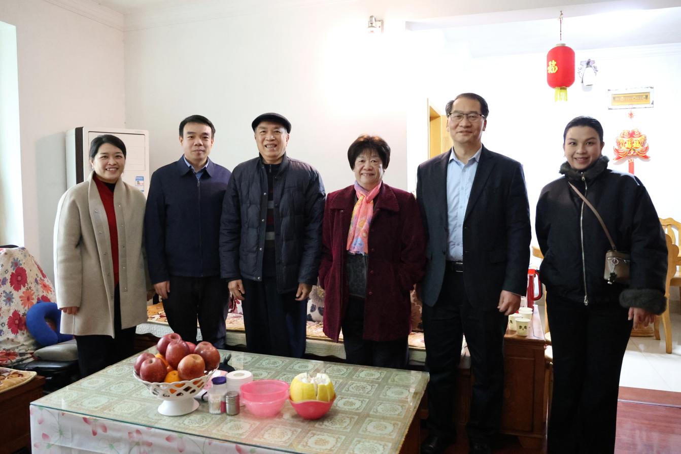 3.学校领导带队走访慰问退休老同志