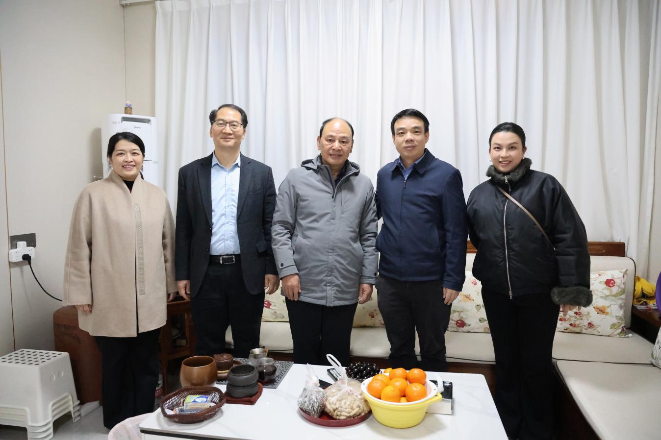 新春送暖，共贺佳节——广西商校开展2026年春节走访慰问活动