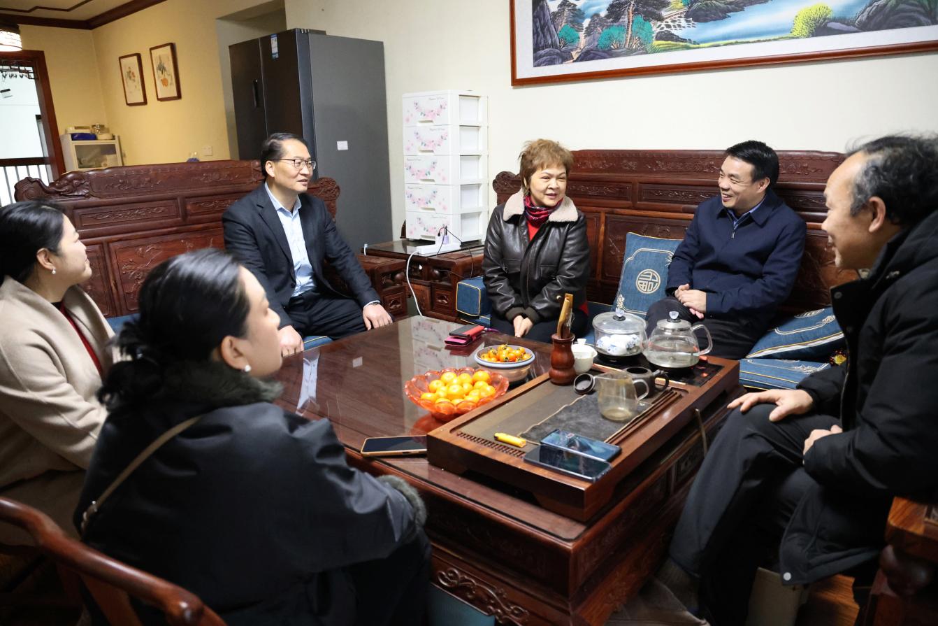 5.学校领导带队走访慰问退休老同志