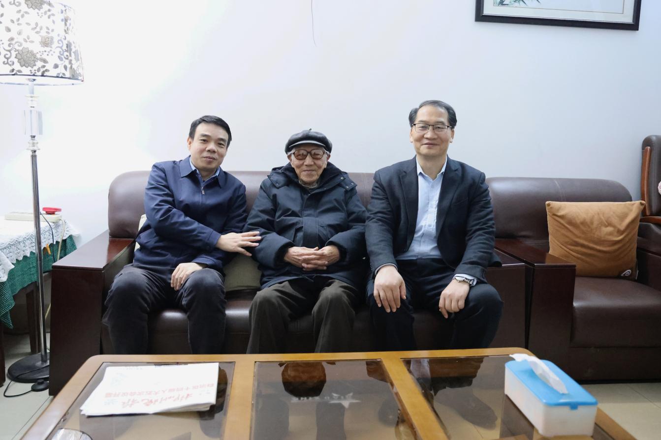 6.学校领导带队走访慰问退休老同志