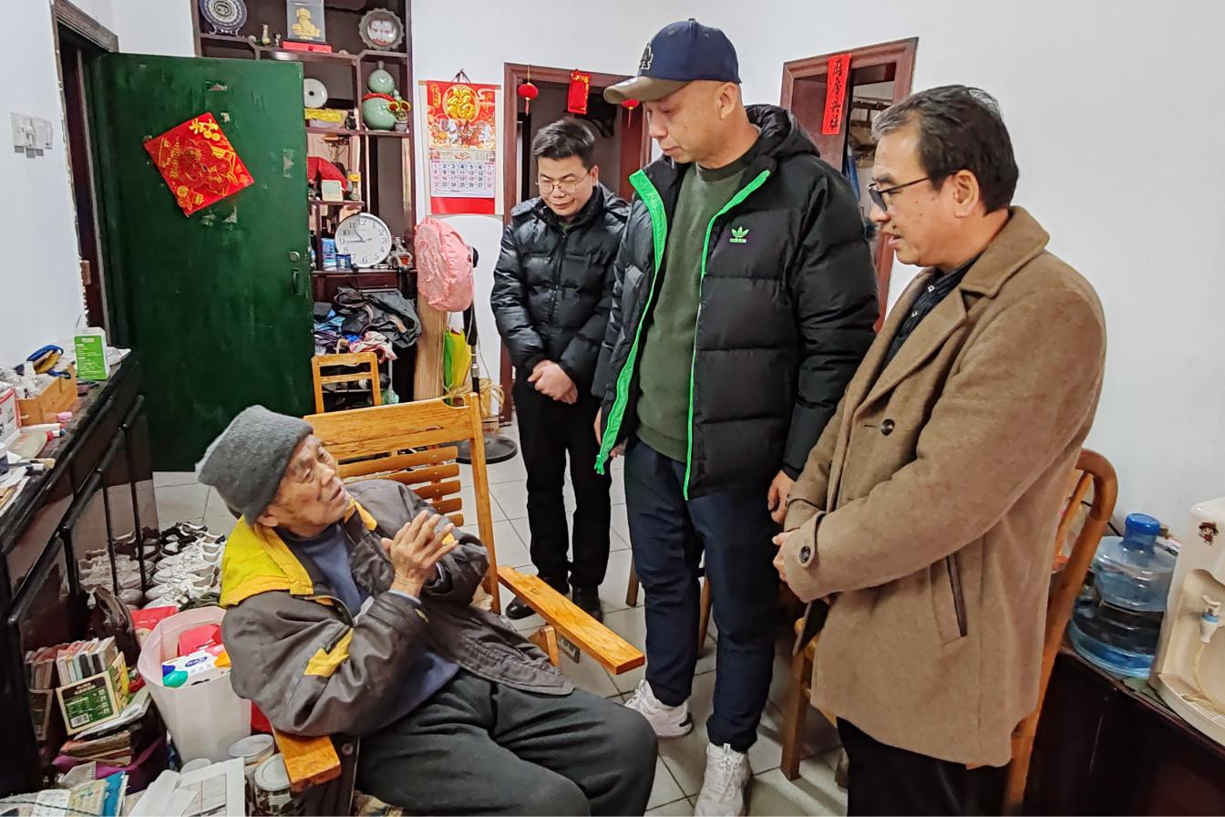 7.学校领导带队看望、慰问重病教职工