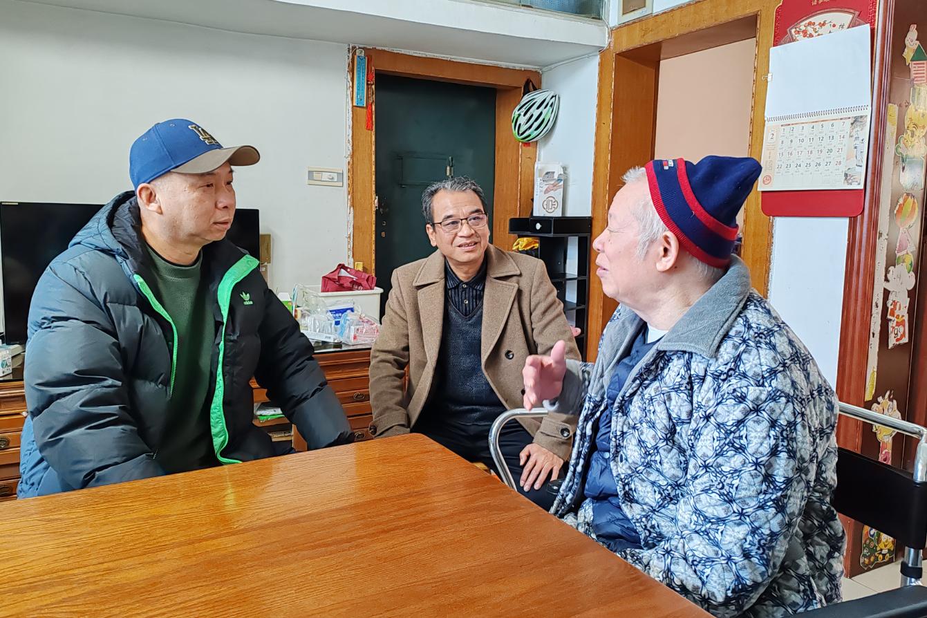 9.学校领导带队看望、慰问重病教职工