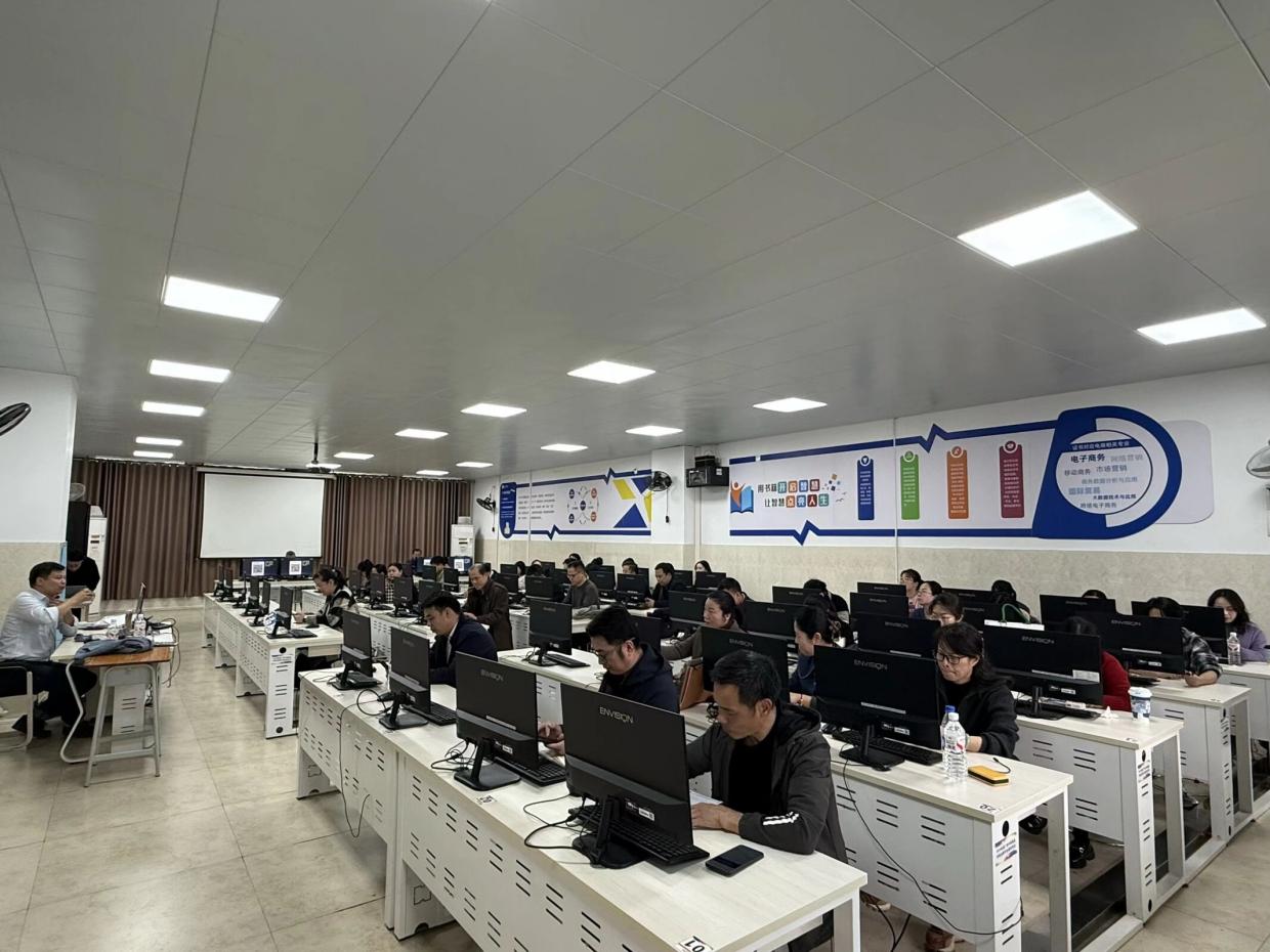 广西商业学校开展人工智能赋能教育教学系列培训