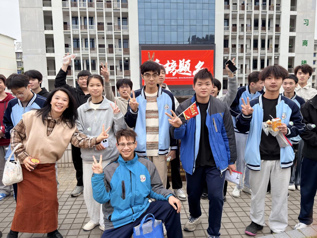逐梦考场展风采 暖心护航向未来——  广西商业学校816名学子征战职教高考