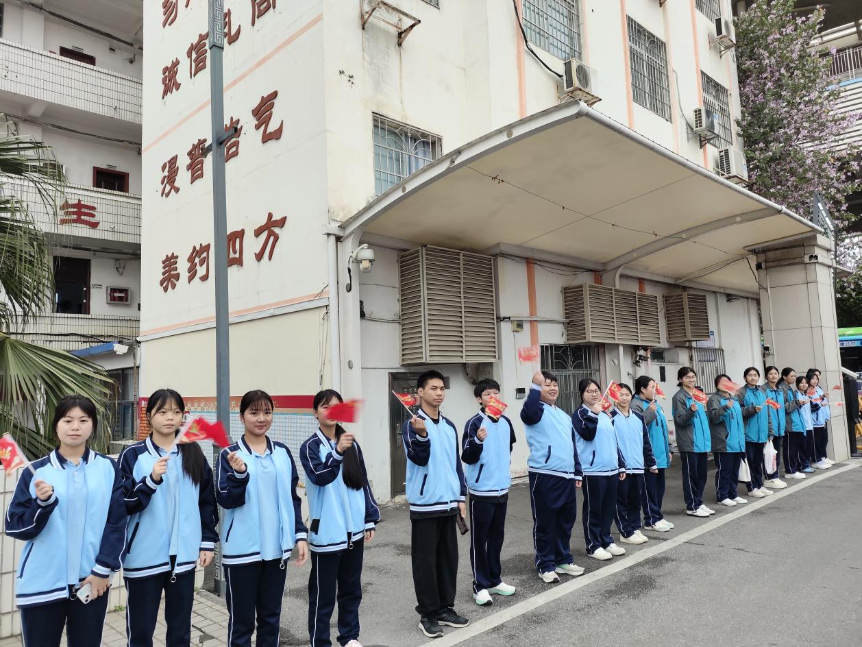 24级学习挥舞着“旗开得胜”“金榜题名”小红旗 (2)