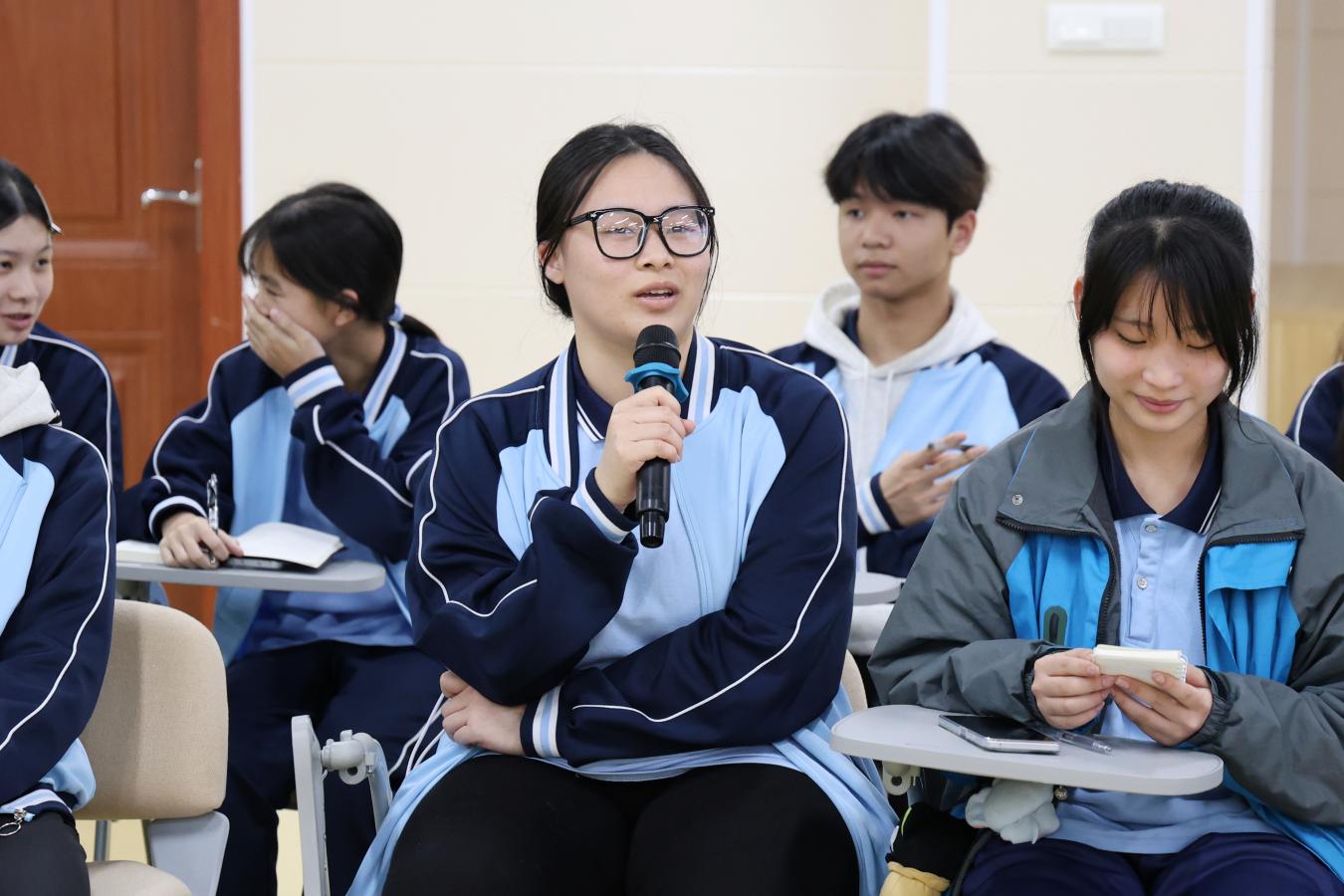 4.各专业学生代表积极发言 (1)