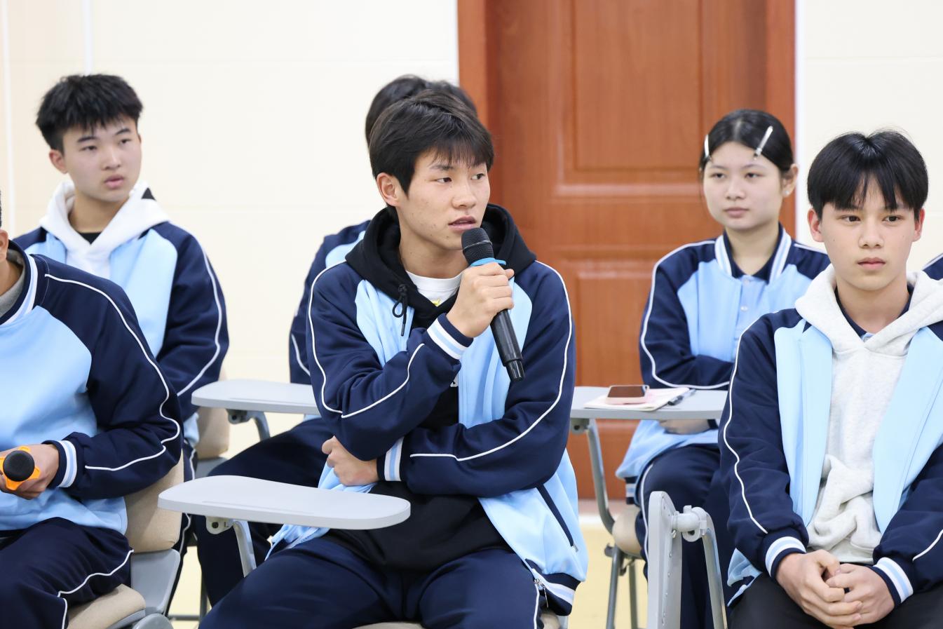 4.各专业学生代表积极发言 (2)