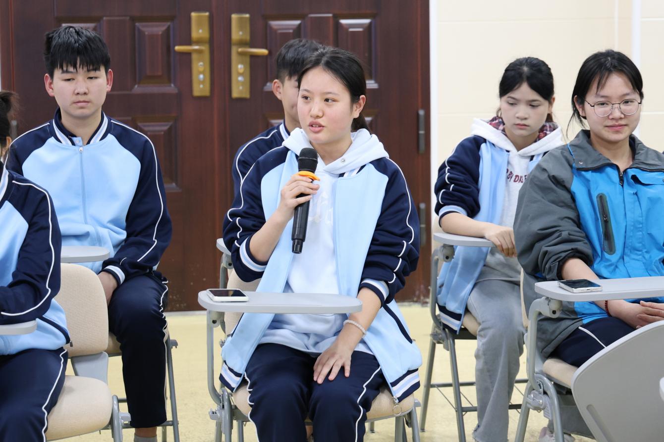 4.各专业学生代表积极发言 (4)