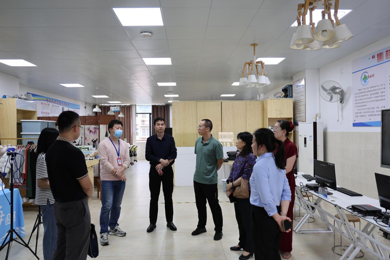 防城港职业技术学院一行参观学校电商实训基地1